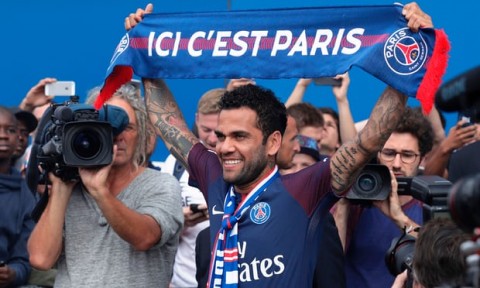 Dani Alves signs for Paris Saint-Germain after turning down Manchester City